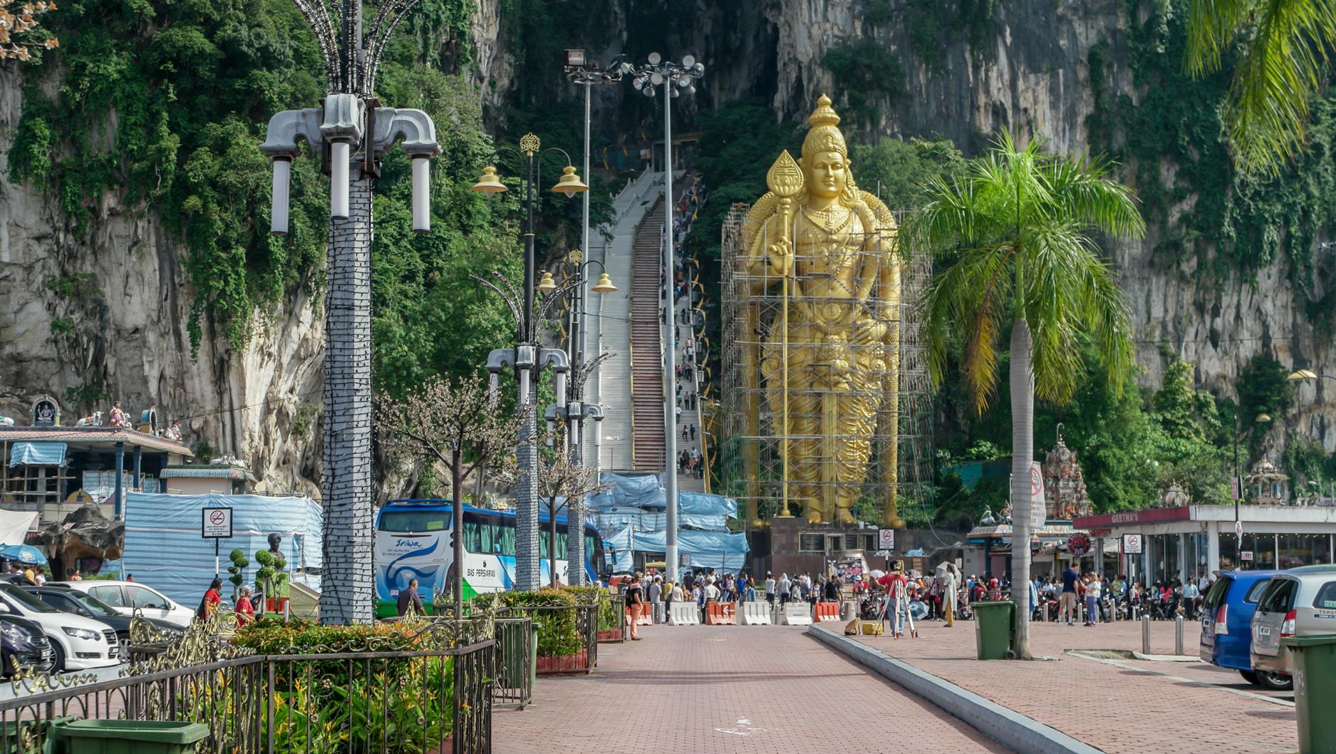 Alleine schon die riesige goldene Statue am Eingang, die dem Hindu-Gott "Murugan" gewidmet ist, ist schon recht beeindruckend. Leider ist sie komplett von einem Baugerüst umgeben. Im Hintergrund kann man die Treppe sehen, welche man benutzen muss, um in die Höhlen zu gelangen. Da ist zuerst einmal ein wenig Fitness gefragt, denn bis zur Haupthöhle, der "Cathedral Cave", musste man nicht weniger als 272 Stufen erklimmen.
